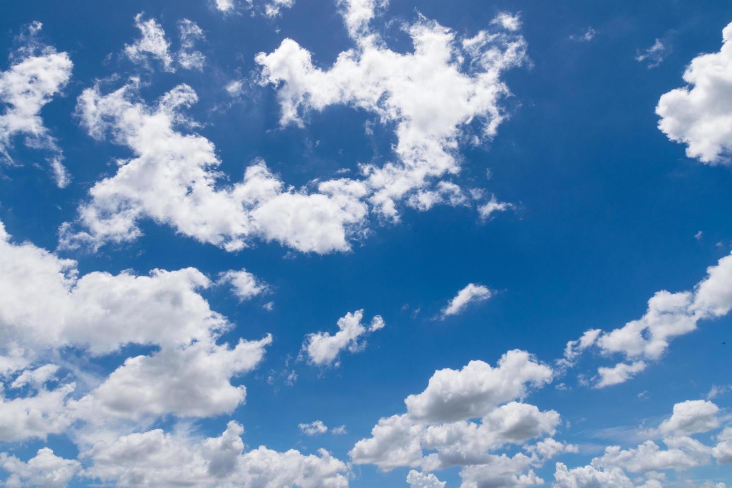 céu azul com nuvens brancas foto