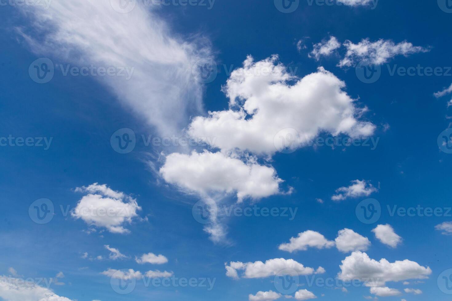 céu azul com nuvens brancas foto