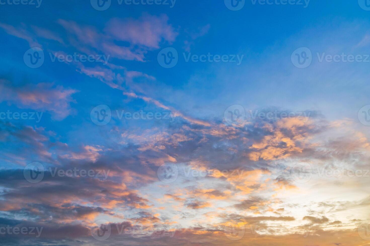 céu e nuvens ao pôr do sol foto