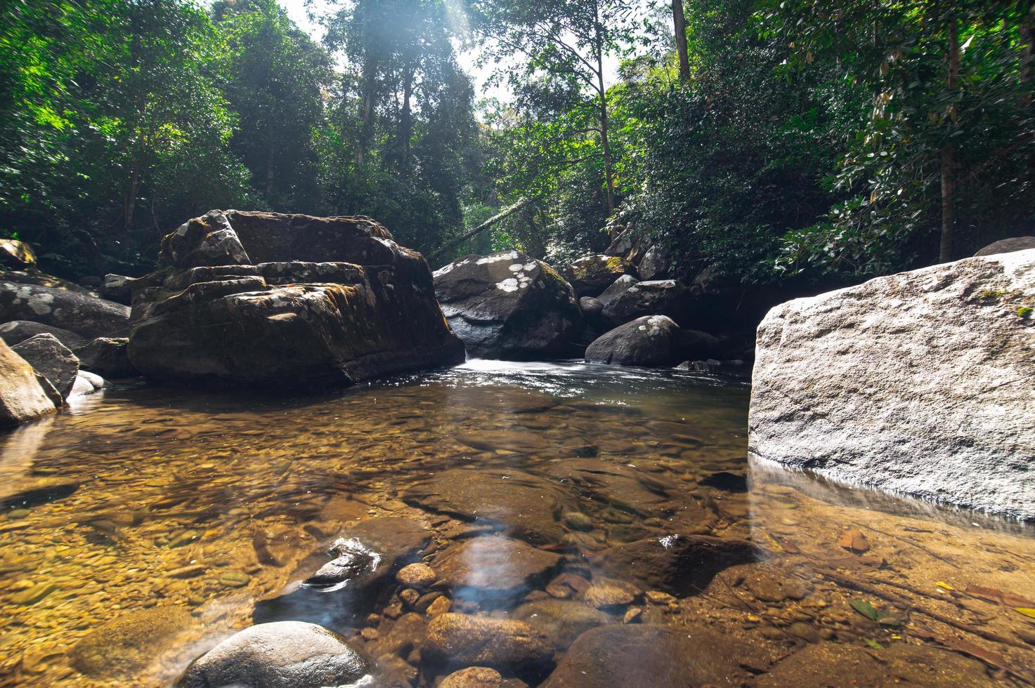 paisagem no parque nacional da cachoeira khao chamao foto