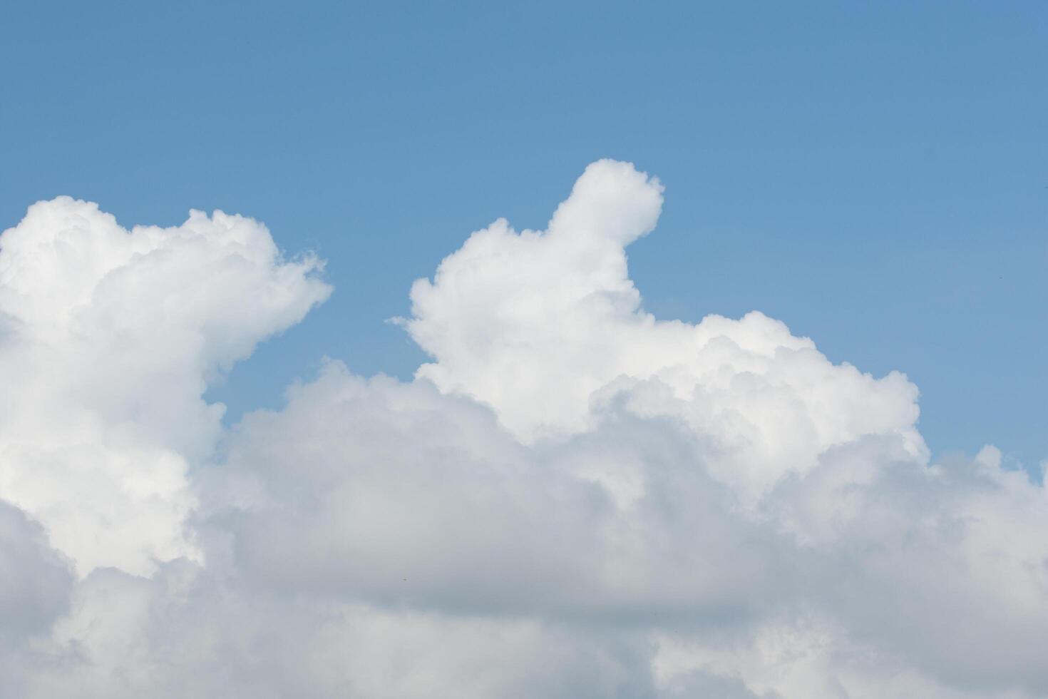 céu azul com nuvens brancas foto