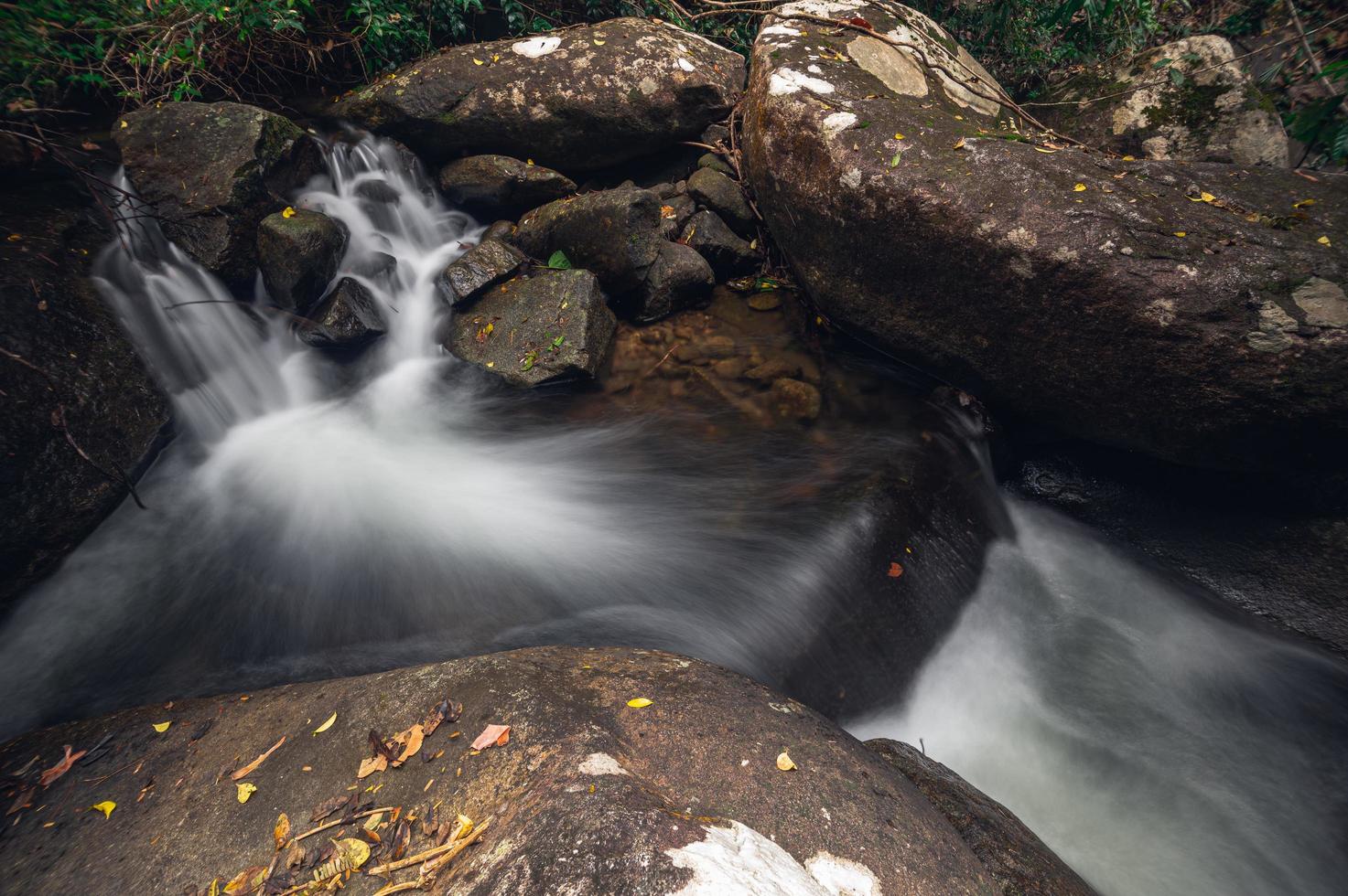 riacho no parque nacional da cachoeira khao chamao foto