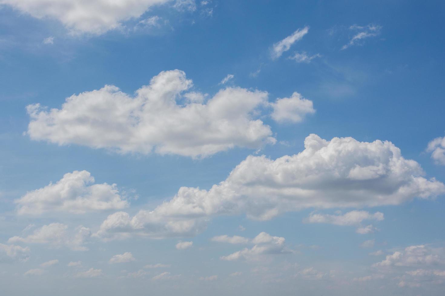 céu azul com nuvens brancas foto