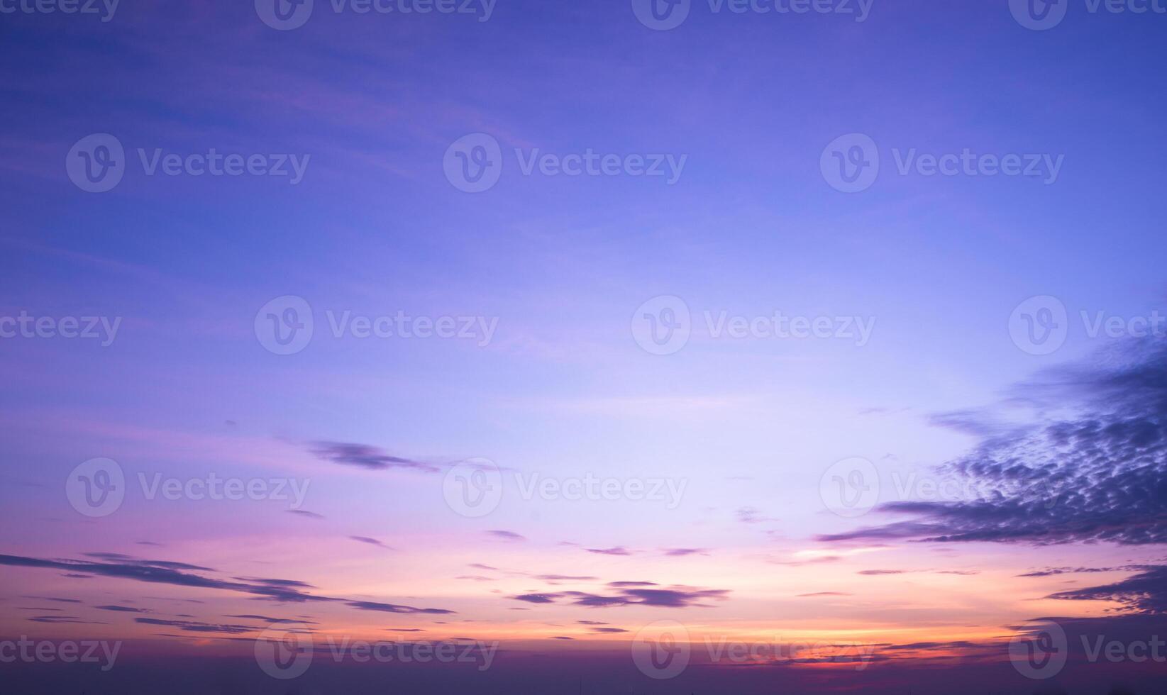 céu e nuvens ao pôr do sol foto