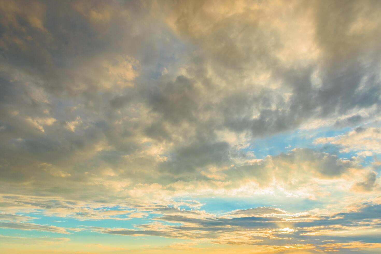 céu e nuvens ao pôr do sol foto