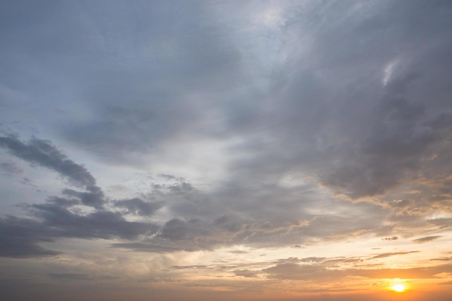 céu e nuvens ao pôr do sol foto