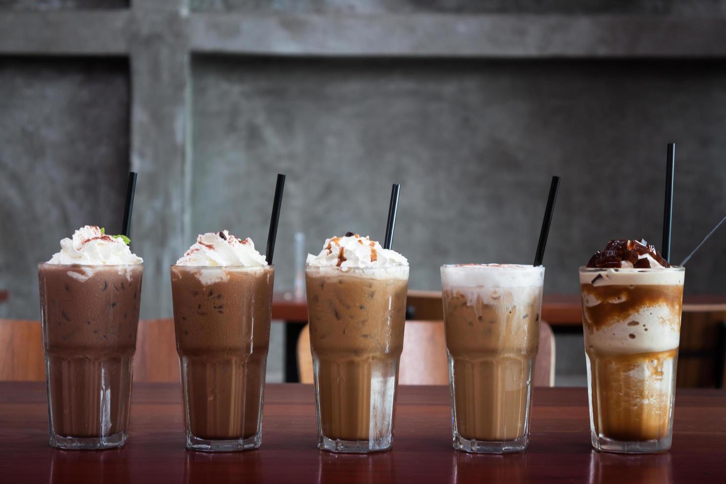 cafés gelados em uma mesa de madeira foto