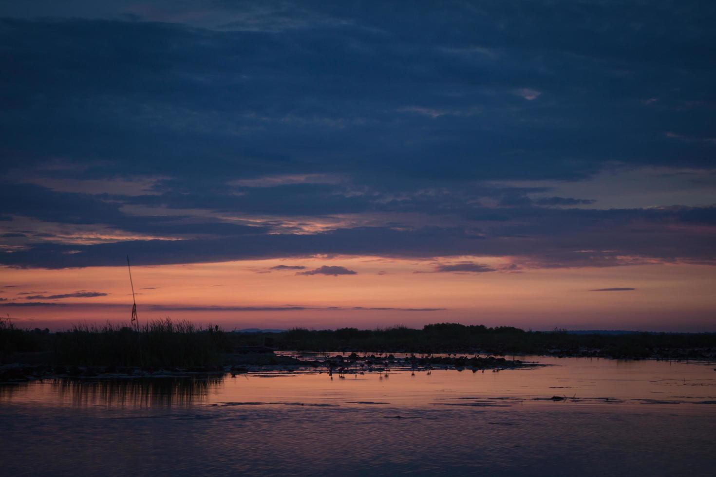 pôr do sol em um lago foto