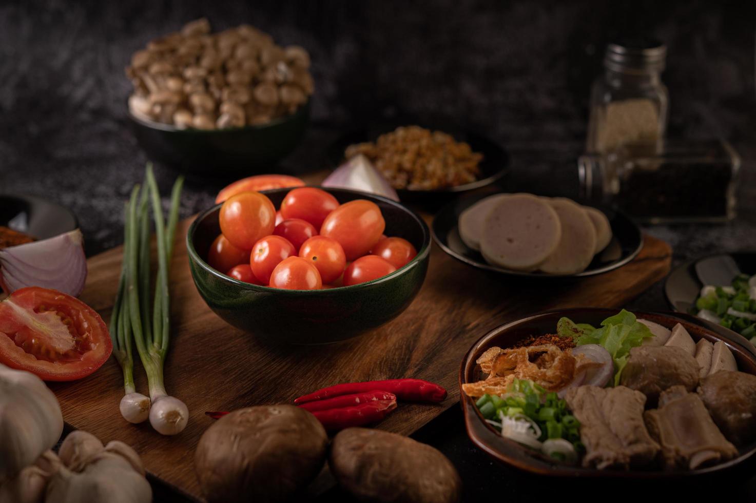 tomate cereja vermelho com cebolinha, pimentão, tomate e cebolinha foto