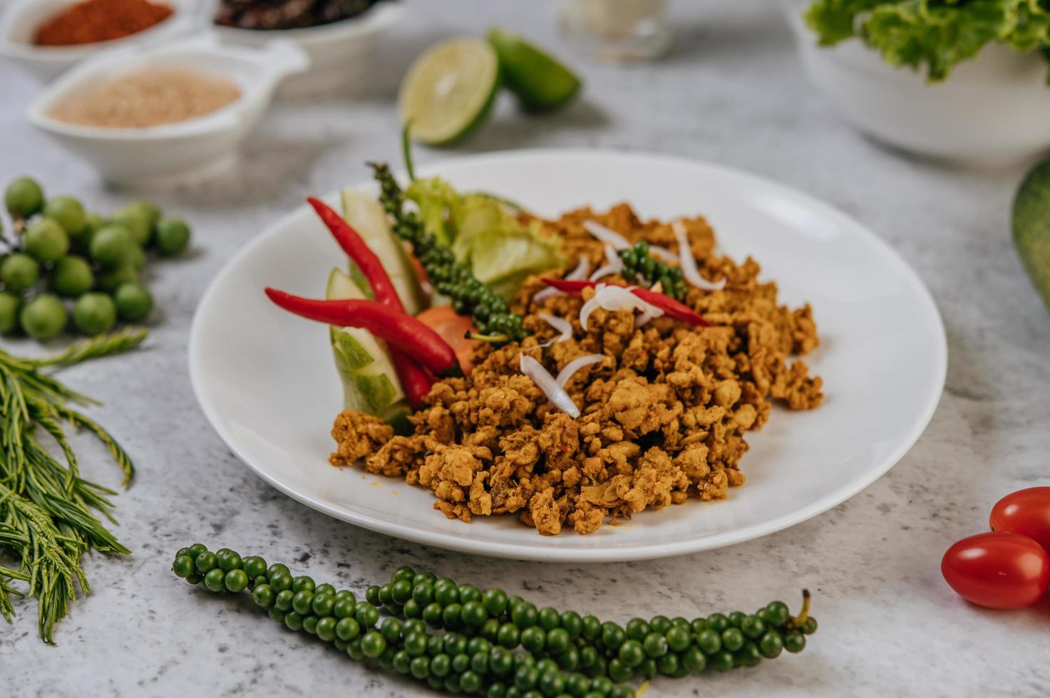 frango frito com ervas e vegetais foto