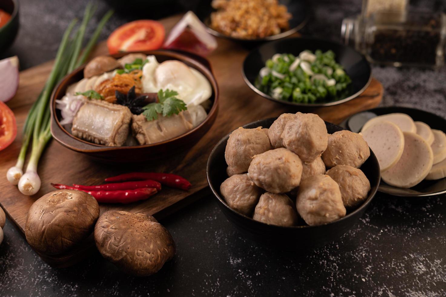 bolinhos de porco com cebolinha, pimenta, cogumelo shiitake e tomate foto