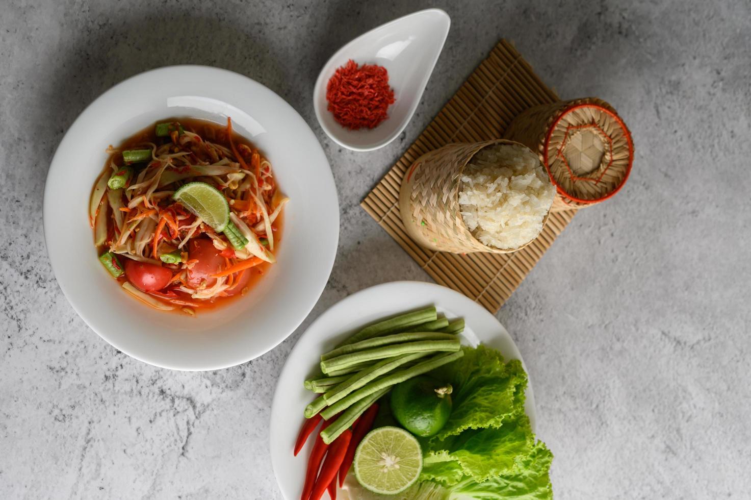 salada tailandesa de mamão com ingredientes foto