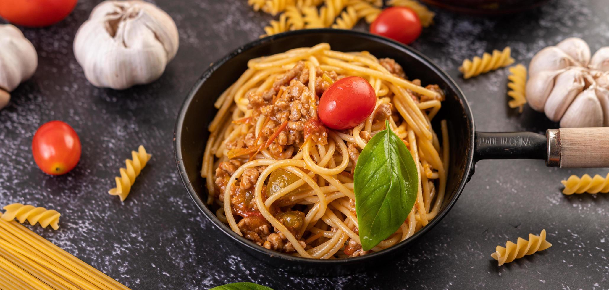 macarrão espaguete com tomate e manjericão foto