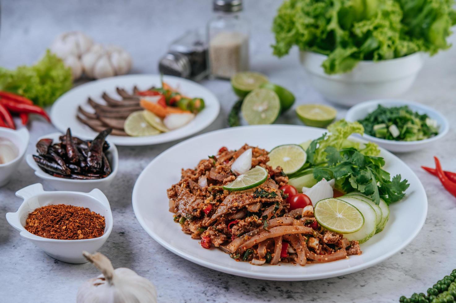 salada de fígado de porco com acompanhamentos foto