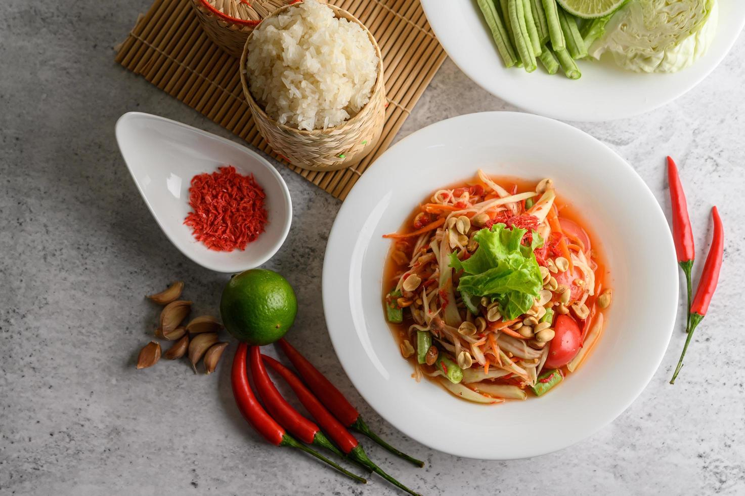 salada tailandesa de mamão com ingredientes foto