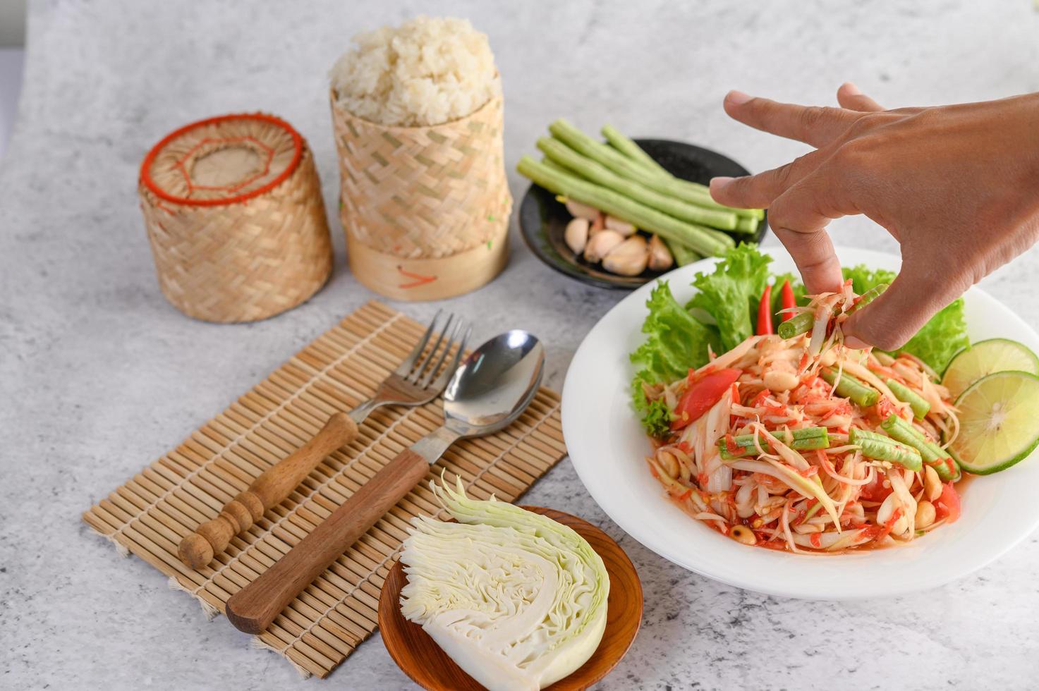 Salada de papaia tailandesa e ingredientes foto