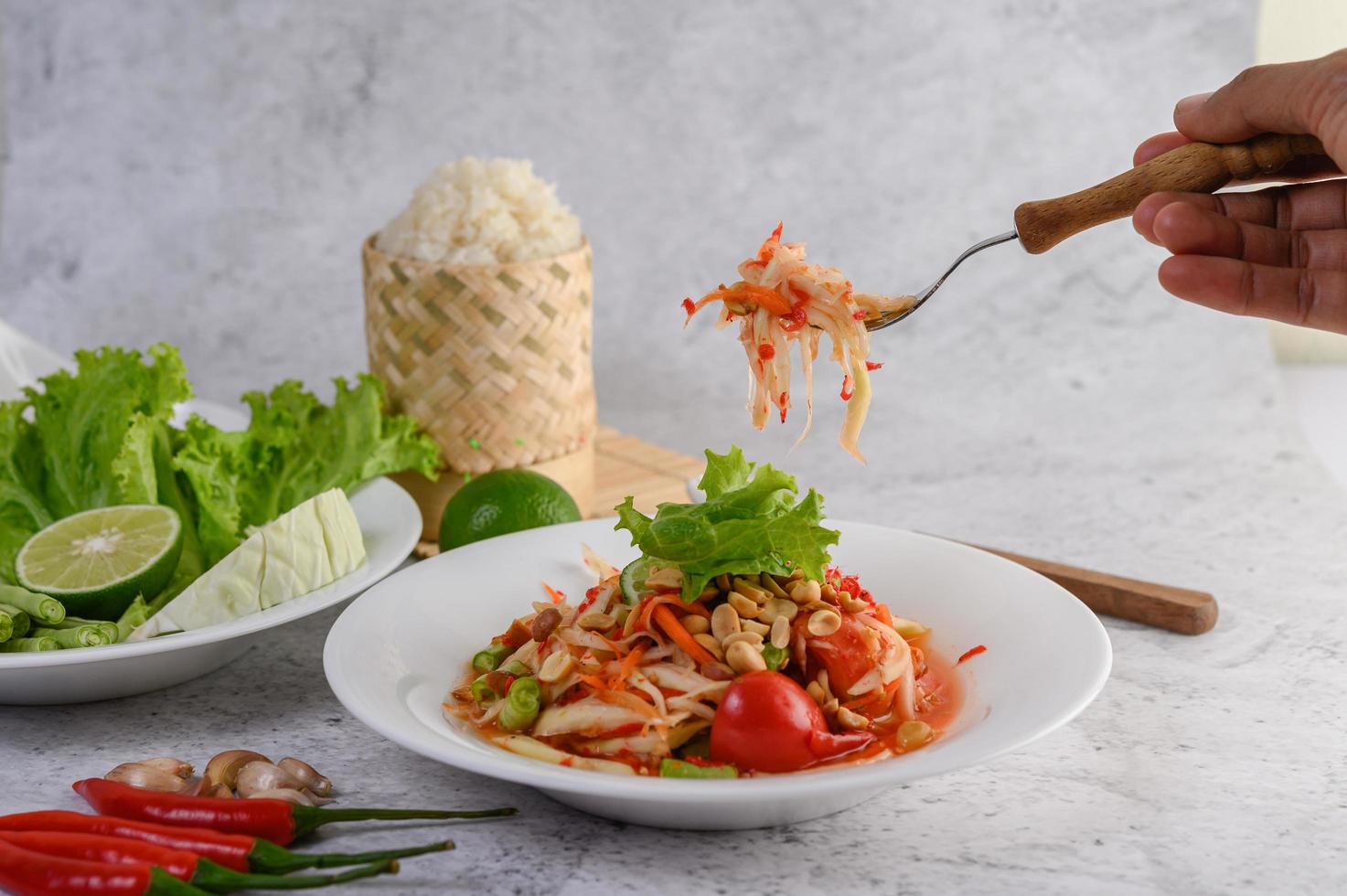 Salada de papaia tailandesa e ingredientes foto