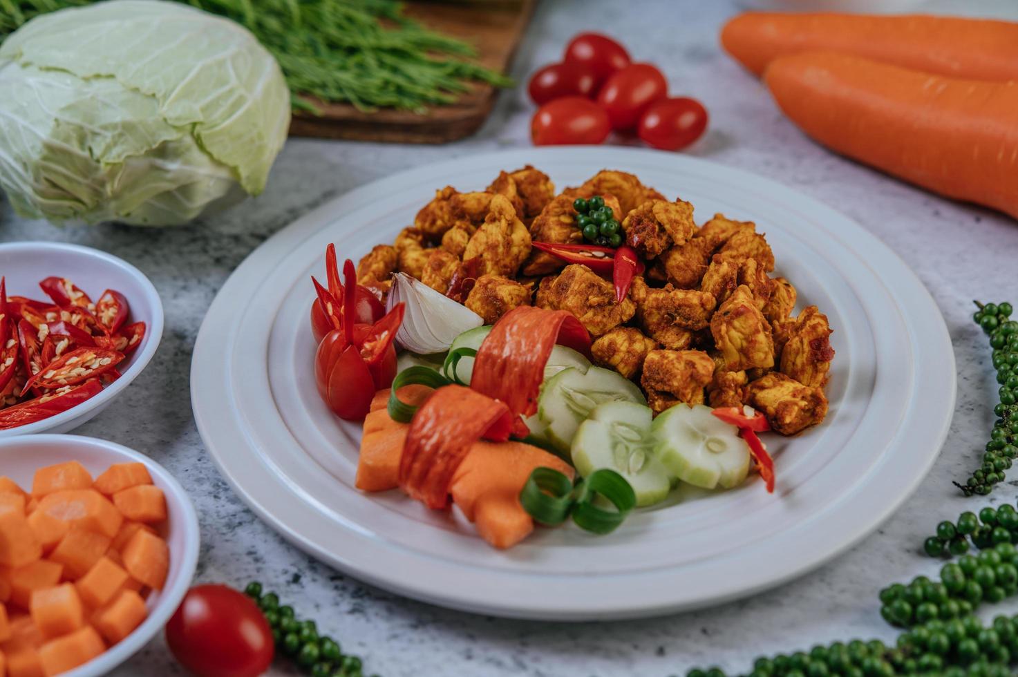 frango frito com ervas e vegetais foto