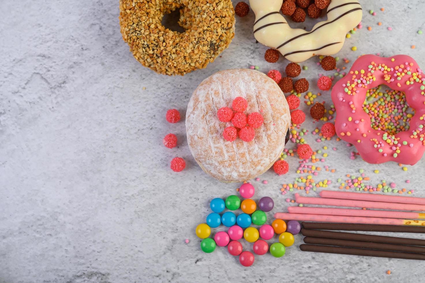 donuts decorativos em fundo cinza foto