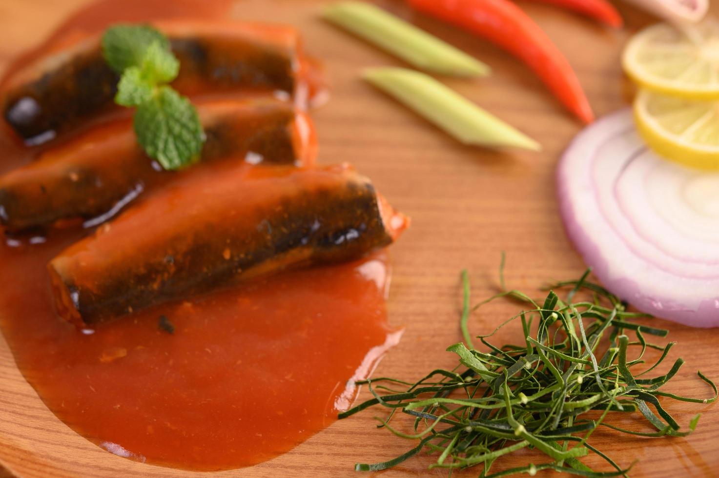 sardinha ao molho de tomate em bandeja de madeira foto