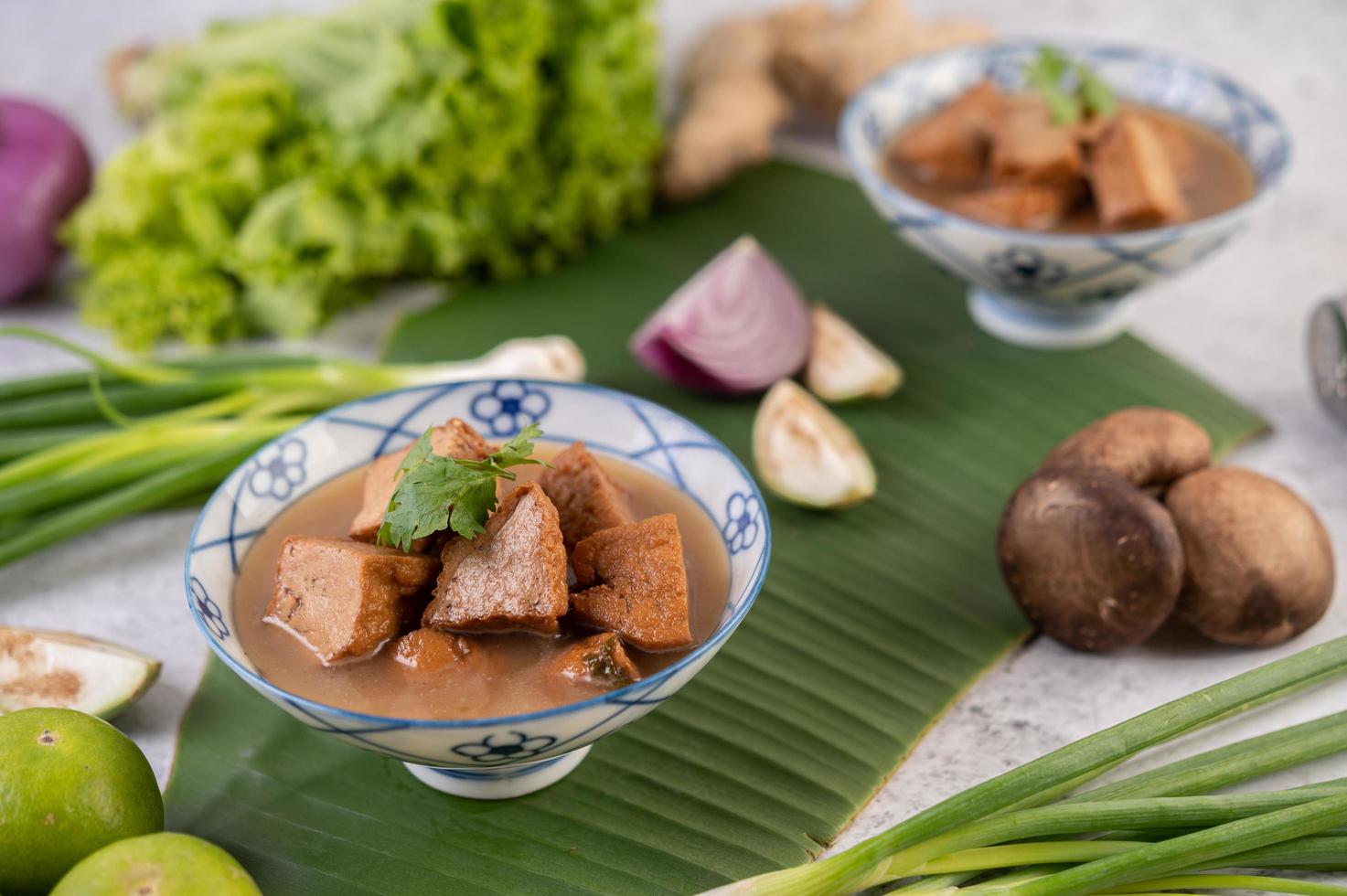 tofu frito em folha de bananeira foto