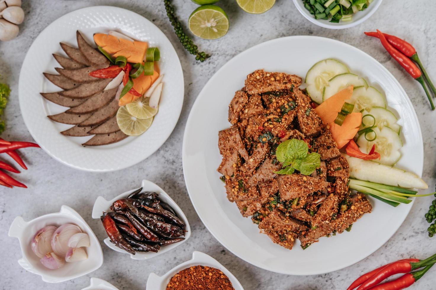 salada de fígado de porco com acompanhamentos foto