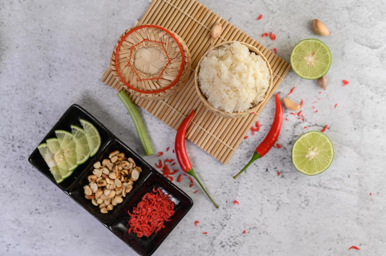 arroz tailandês com pimenta, limão e alho foto