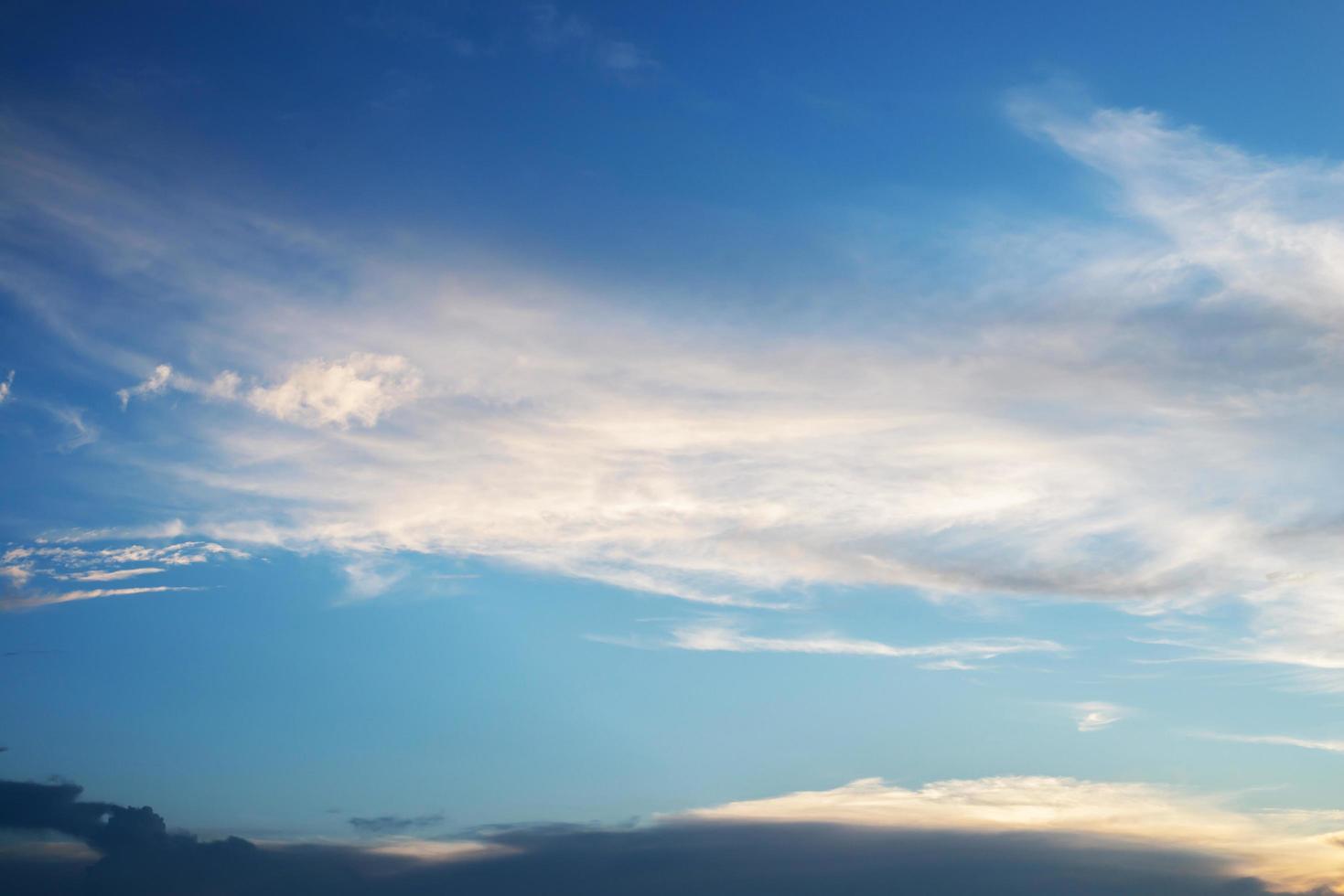 lindo céu azul pôr do sol foto