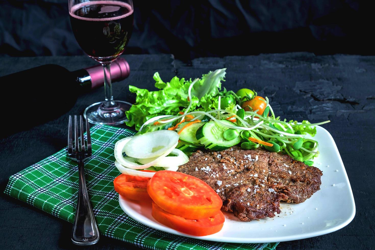 bife e salada com vinho foto