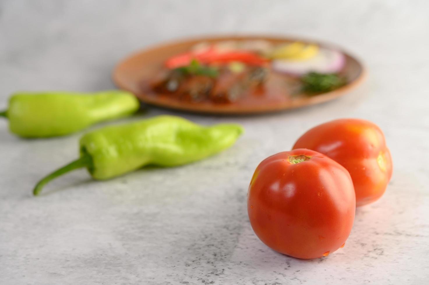 salada de sardinha picante em prato de madeira foto