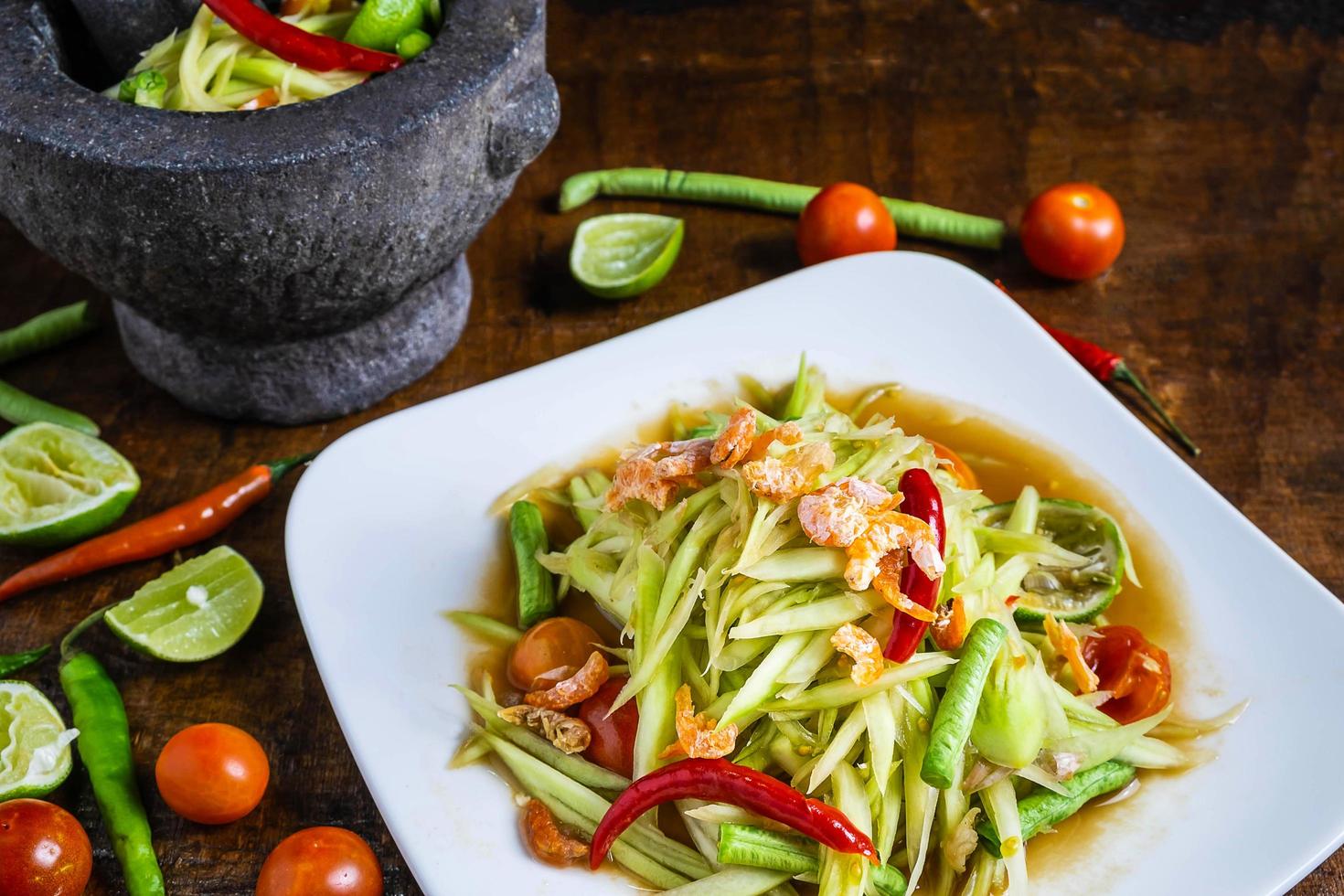 salada de mamão em prato branco foto