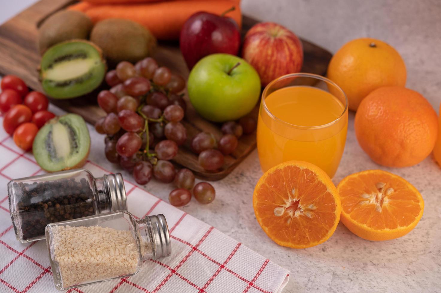 frutas fatiadas e suco foto