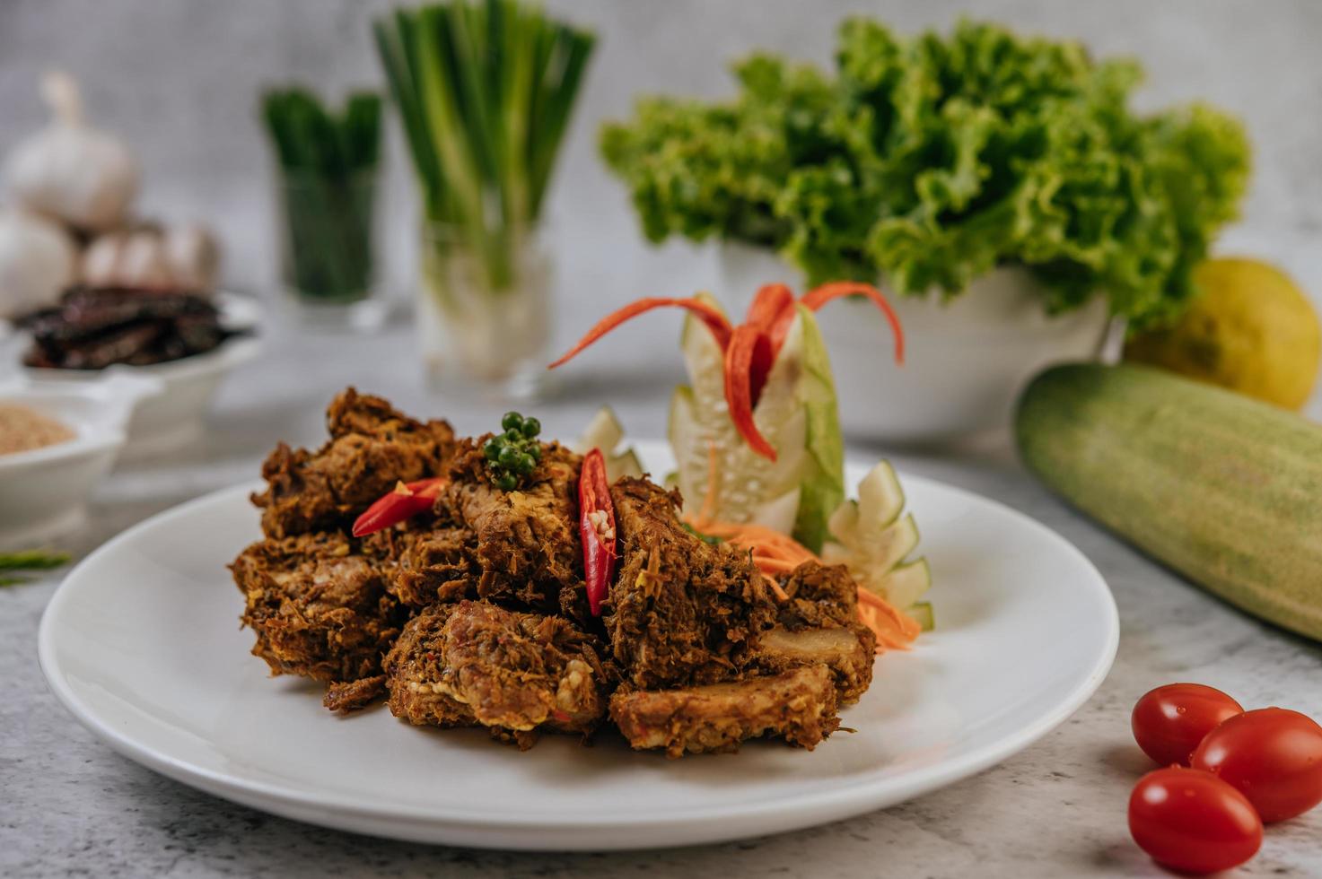 carne de porco frita com ervas foto