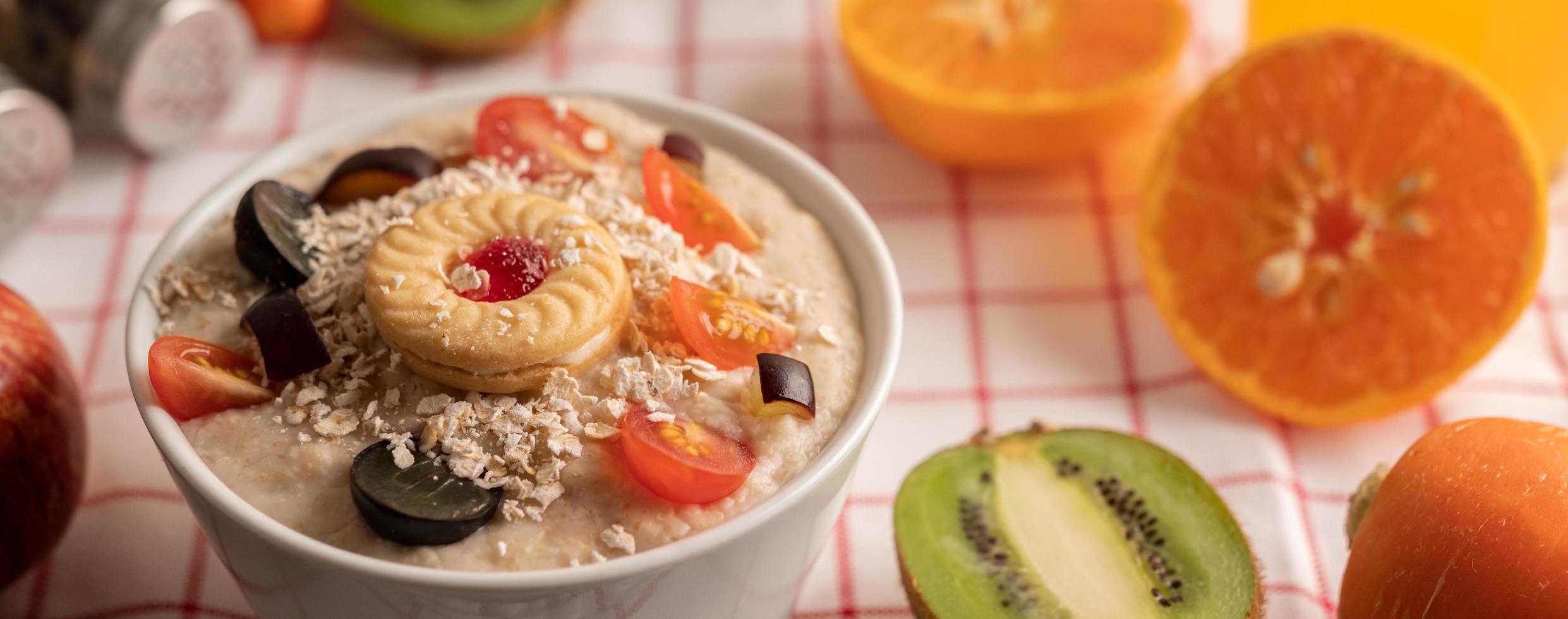 xícara de sobremesa com maçãs, kiwi, laranja e uvas foto