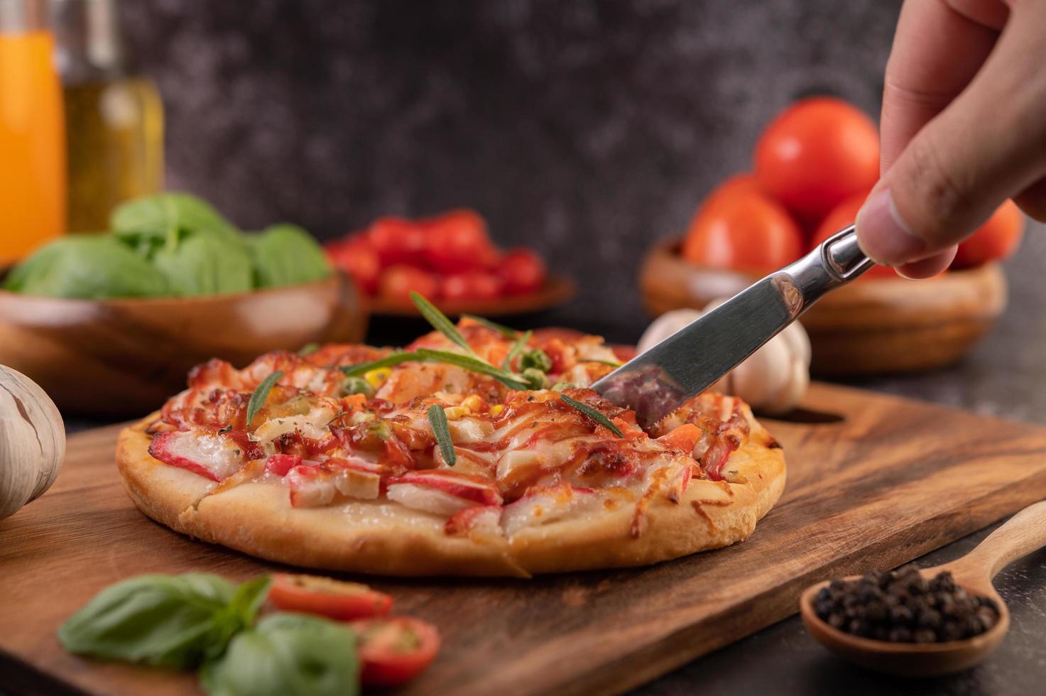 pizza caseira com ingredientes foto