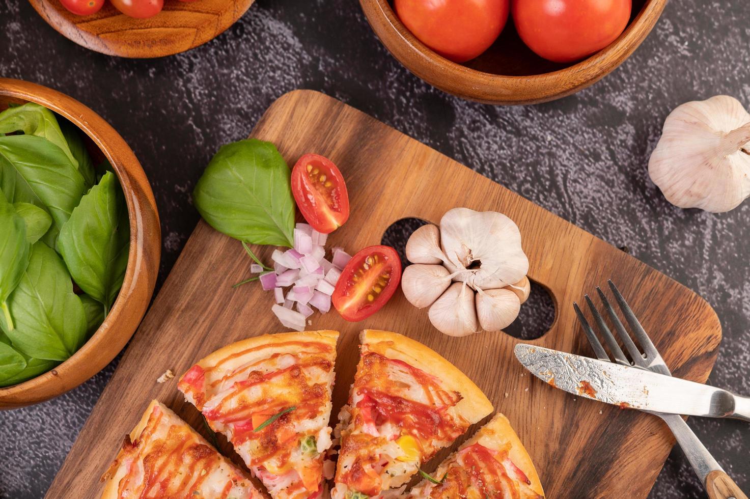 pizza caseira com ingredientes foto