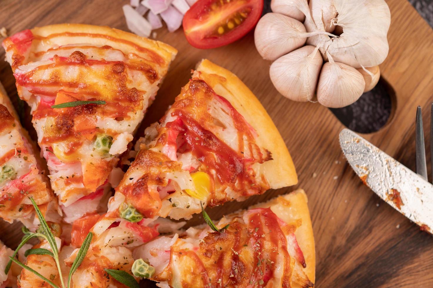 pizza caseira com ingredientes foto