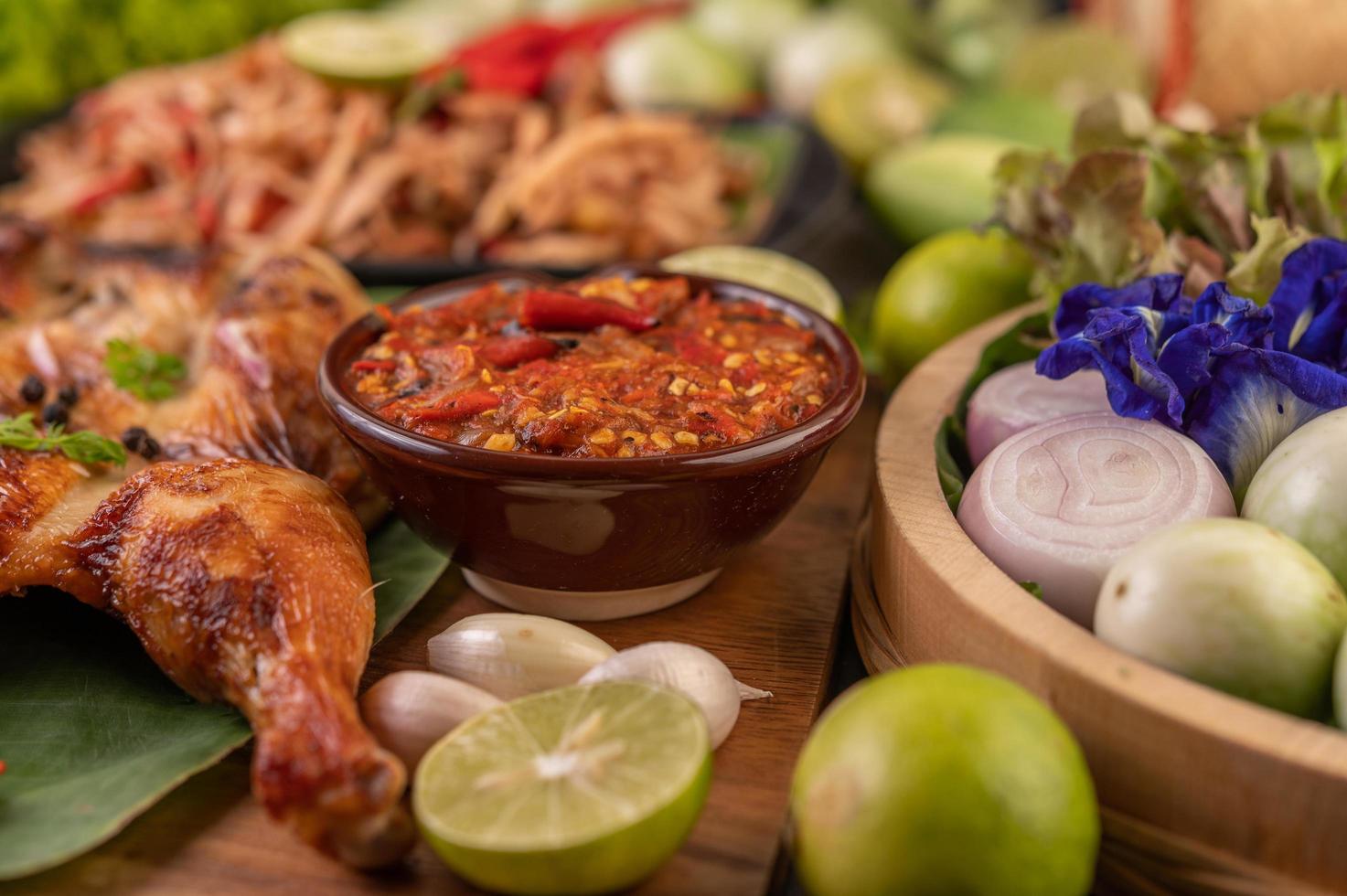 frango grelhado com molho de alho e vegetais foto