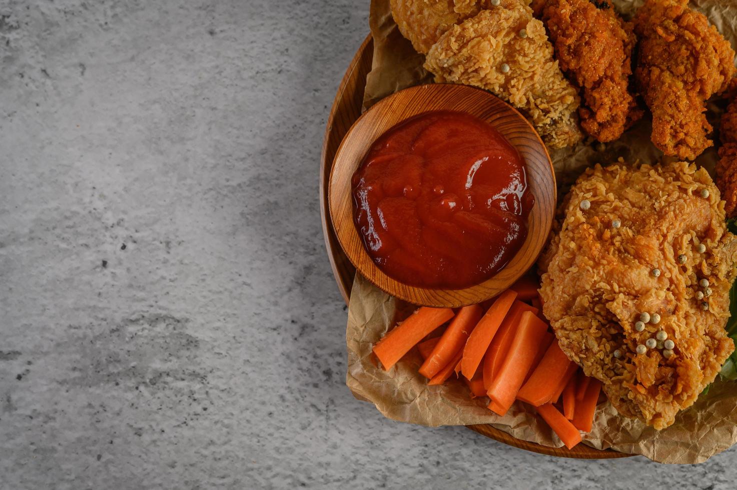 frango frito crocante com molho foto