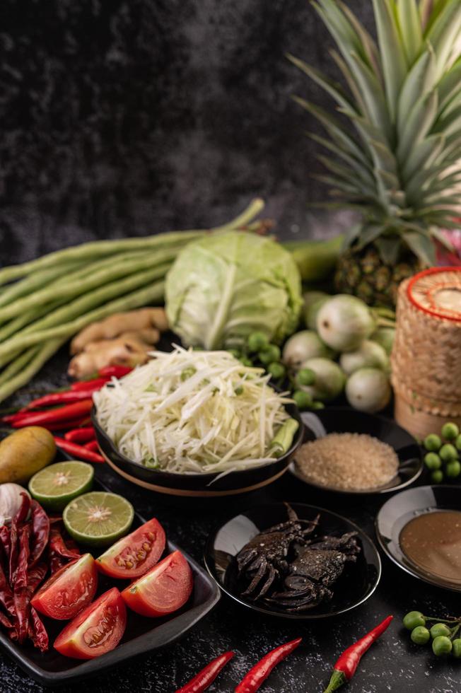 Ingredientes para salada de mamão com peixe fermentado foto