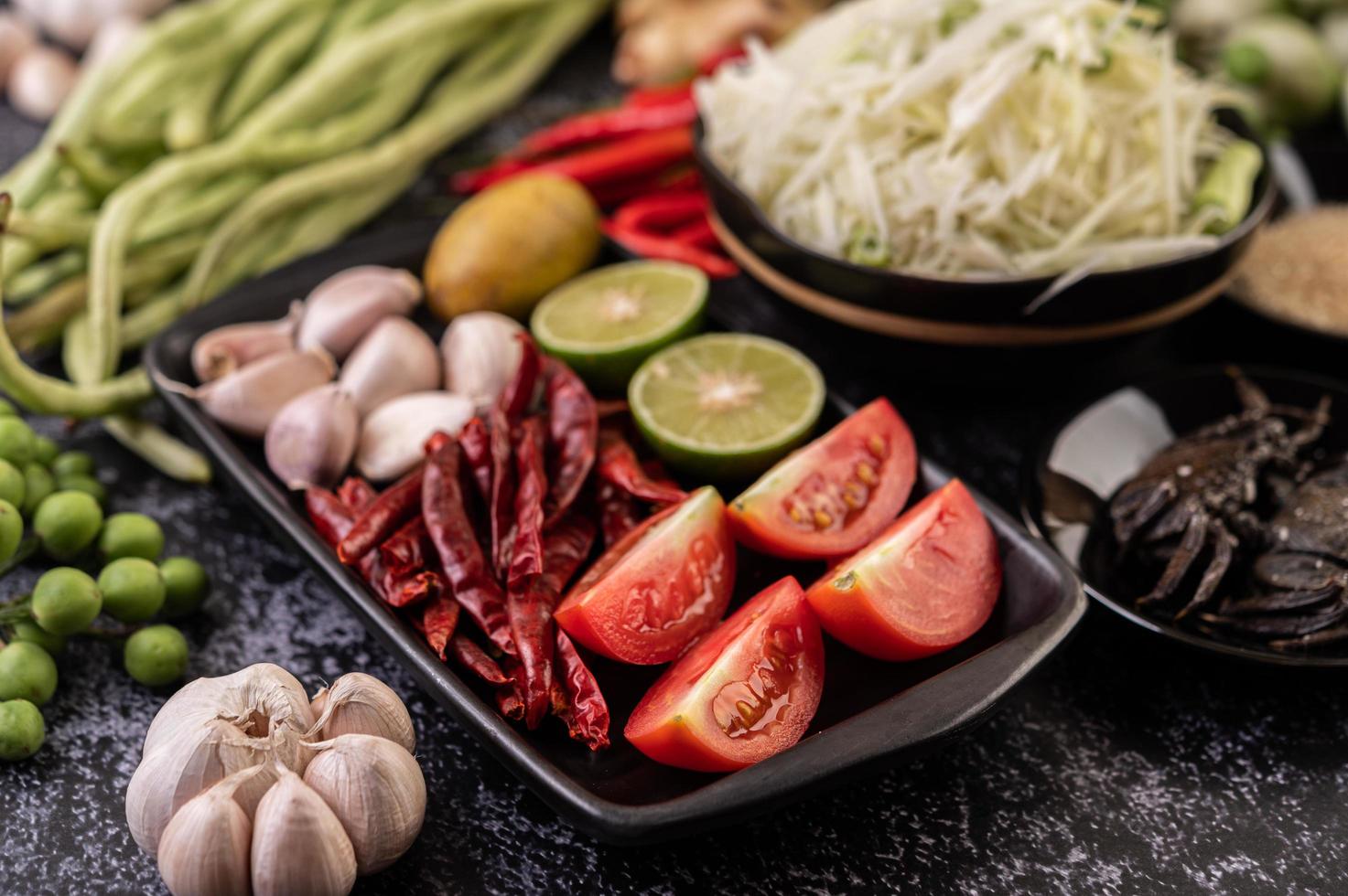 Ingredientes para salada de mamão com peixe fermentado foto