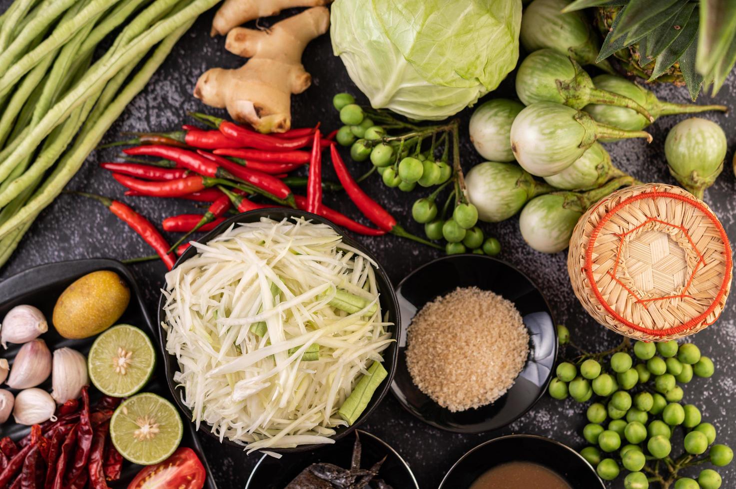 Ingredientes para salada de mamão com peixe fermentado foto