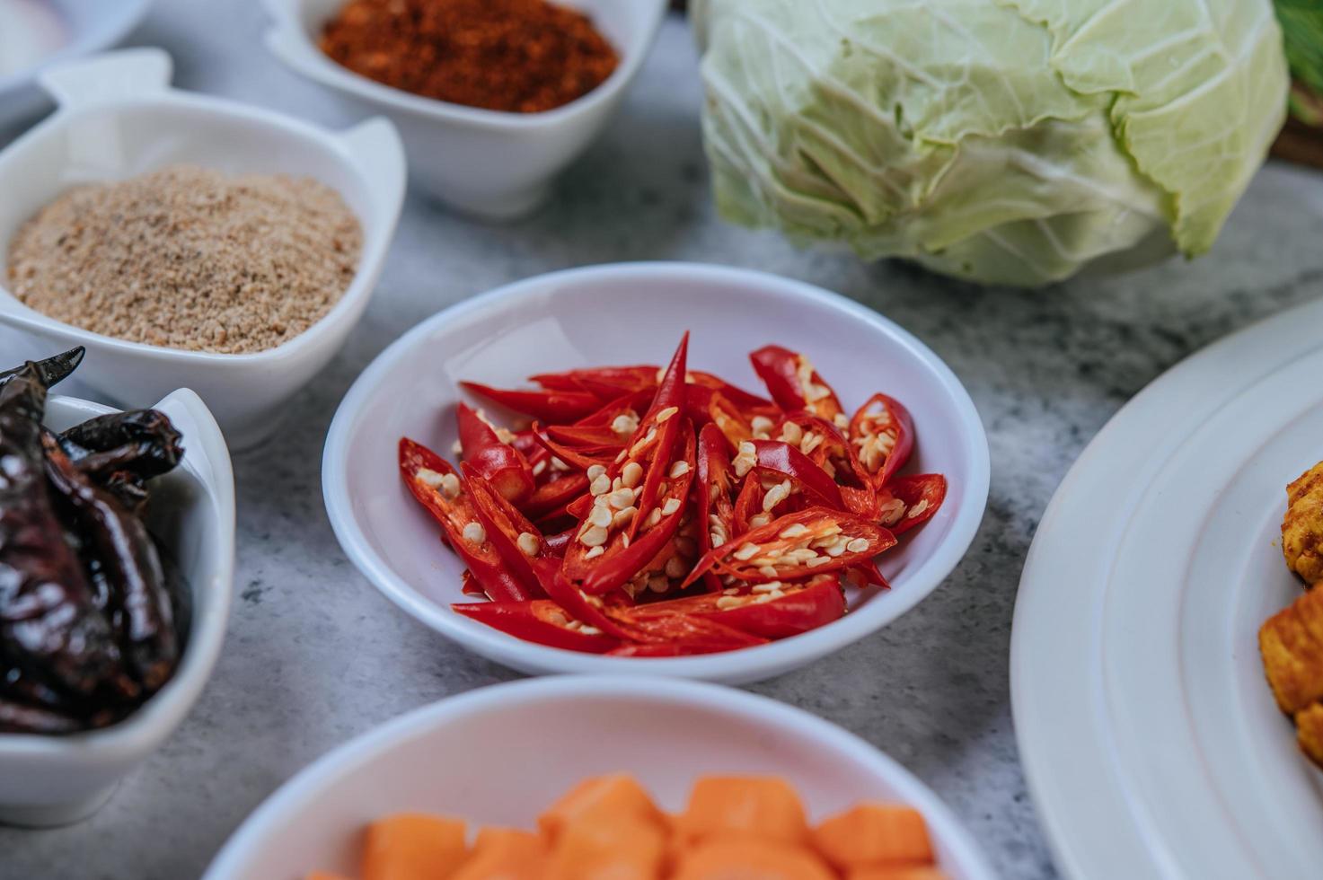 cenouras em cubos, pimentões secos, arroz torrado, pimentão e repolho foto