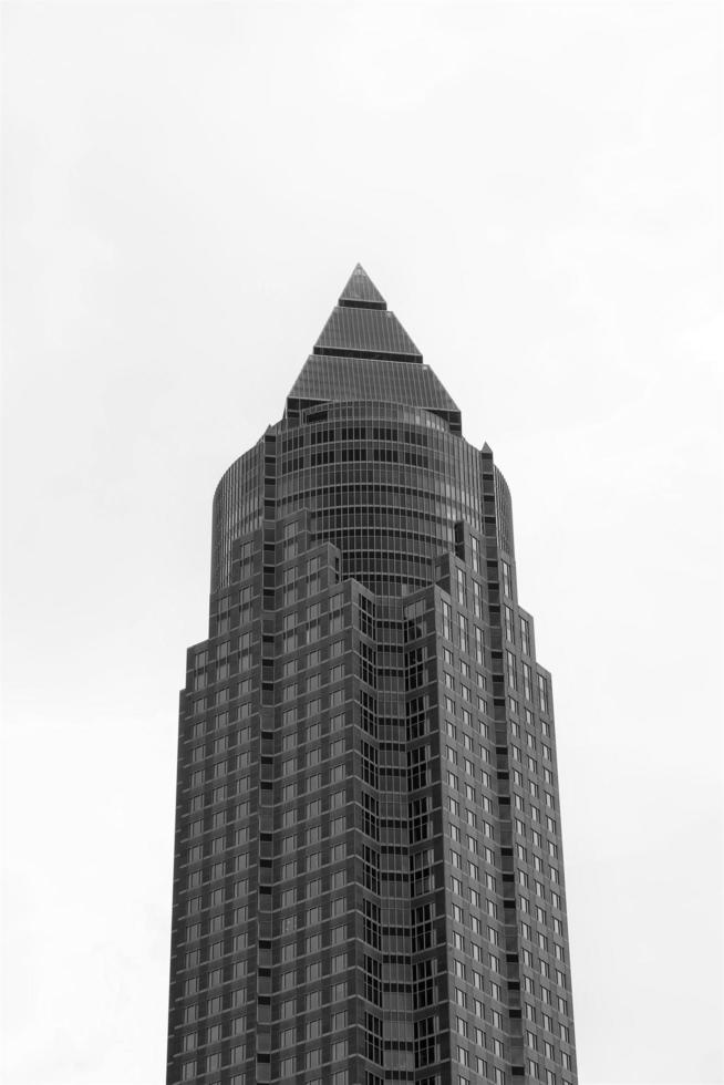 arranha-céu em tons de cinza no centro de Frankfurt foto