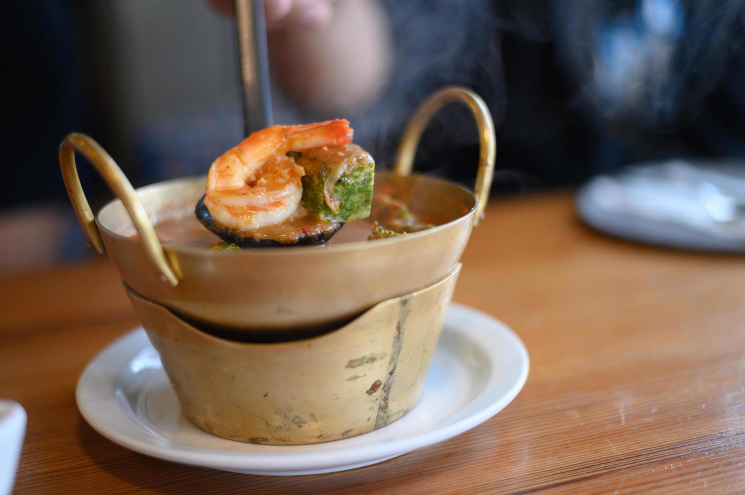 sopa azeda cha-om com camarão foto