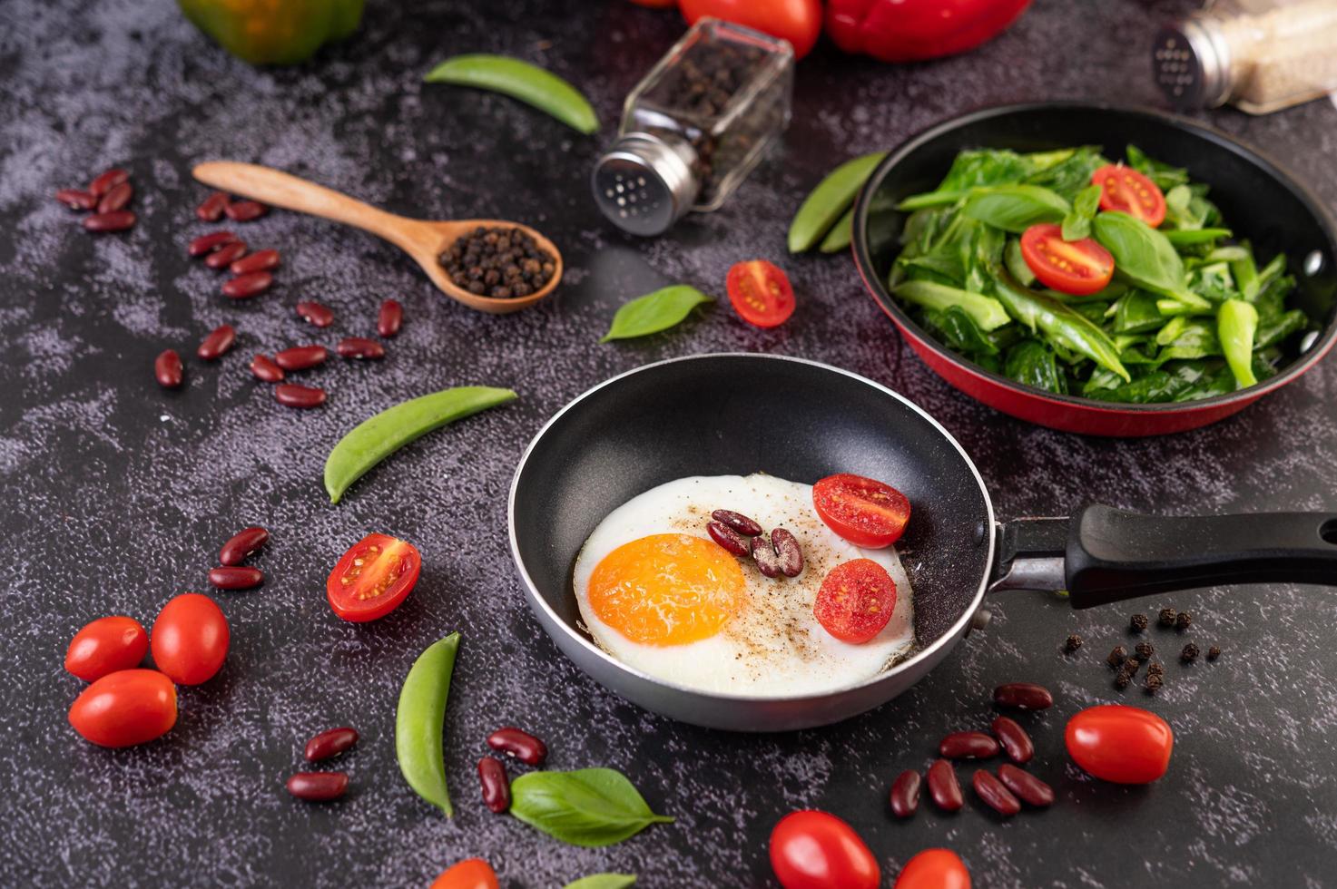 ovos fritos em uma frigideira com tomate foto