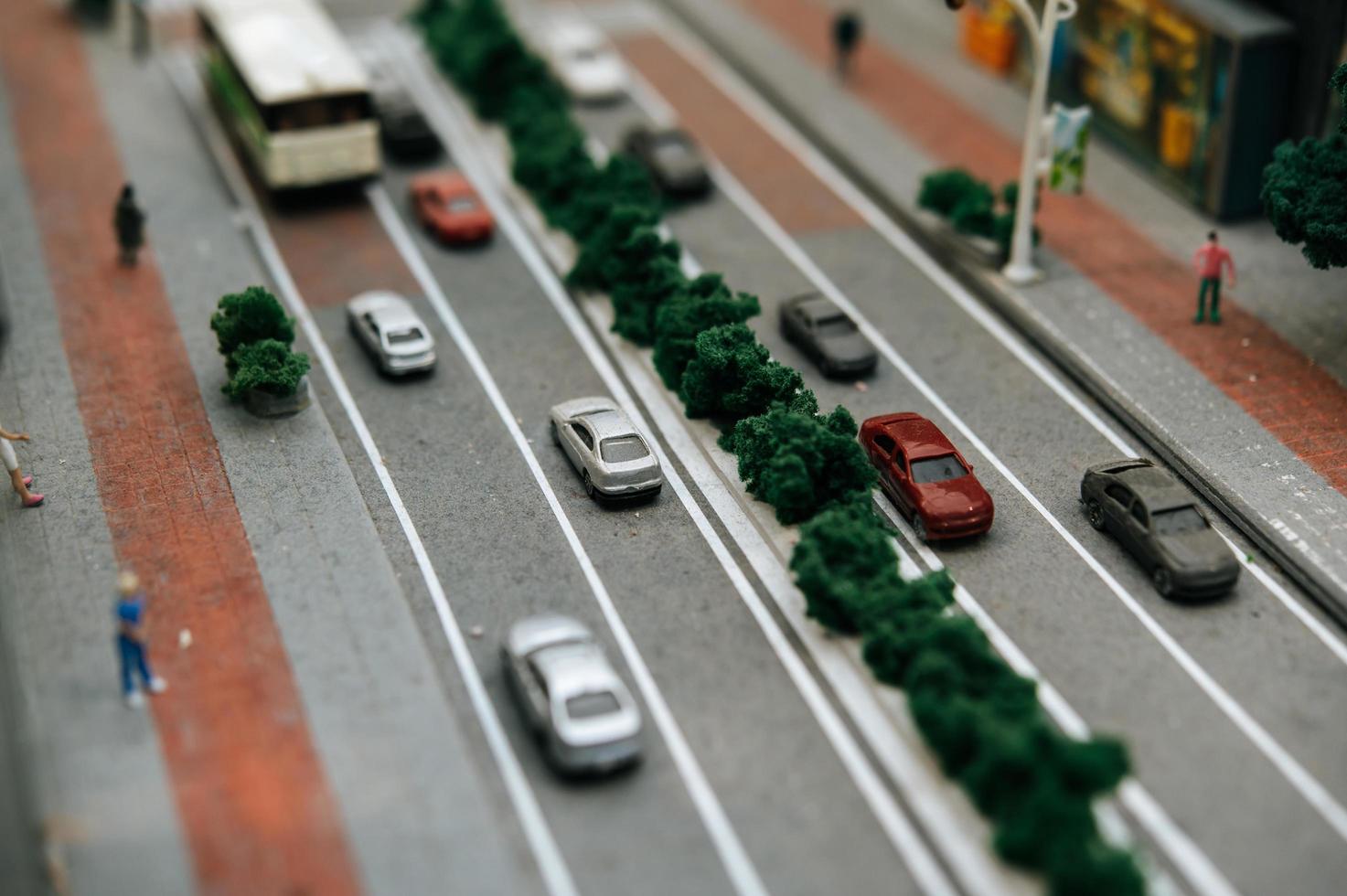 close-up do trânsito em miniatura na estrada foto
