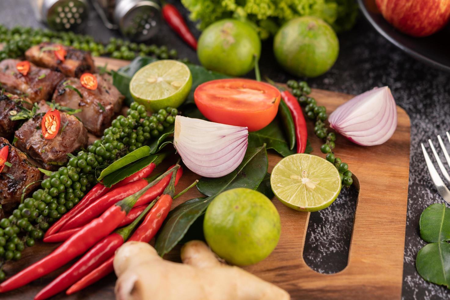 cebola, pimenta, pimenta, folhas de kaffir e lima foto