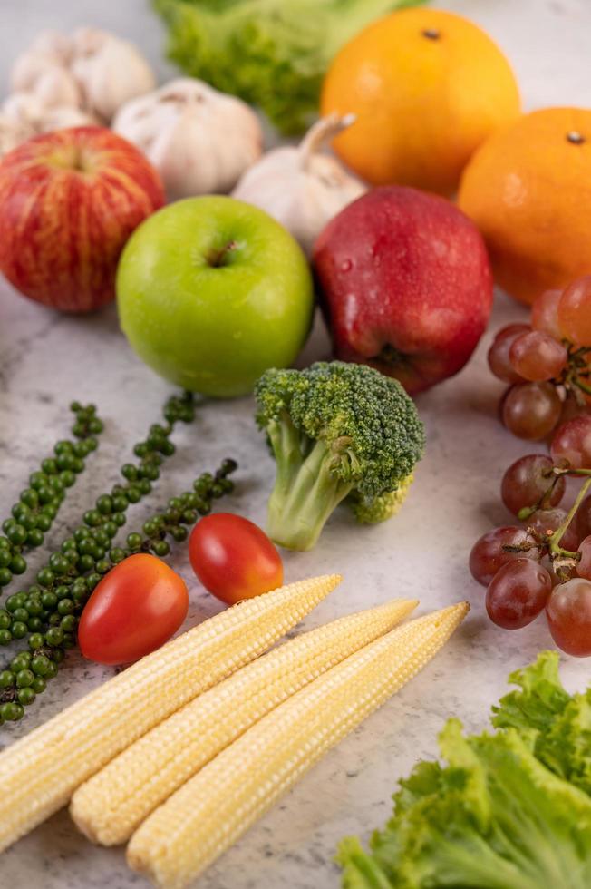 maçãs, laranjas, brócolis, milho bebê, uvas e tomates foto