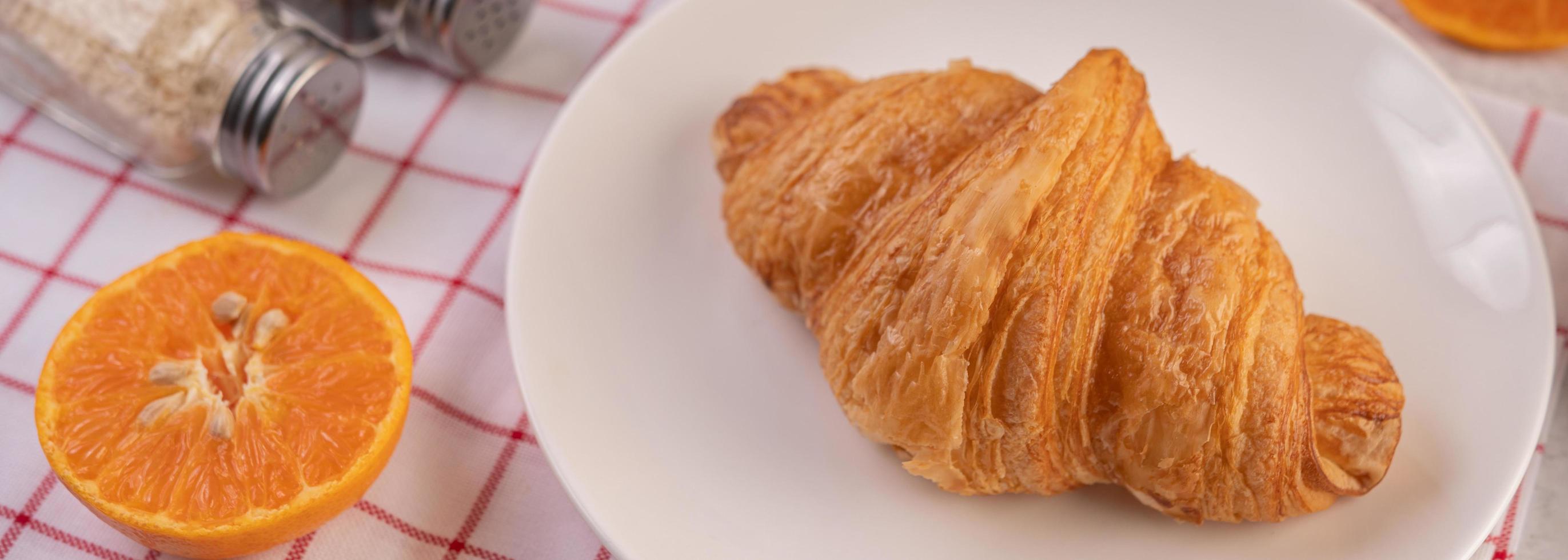 croissant com frutas foto